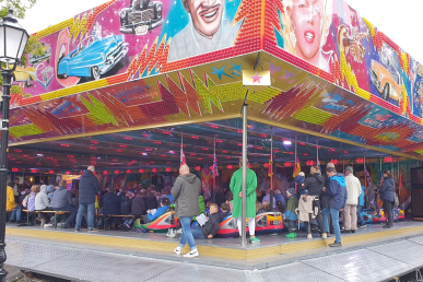 Kirmes-Gottesdienst auf dem Autoscooter